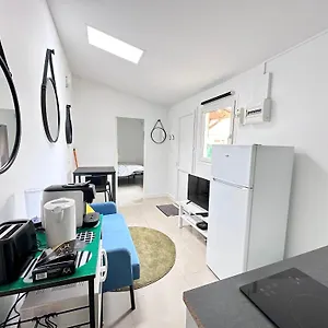 Appartement Maisonnette F2 De 20m2 Avec Jardin Privatif, Antony